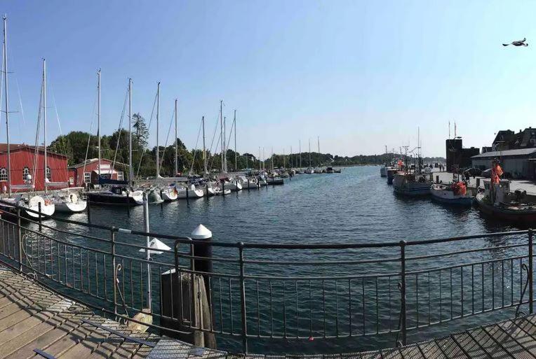 Im Bademantel An Den Strand Mit Terrasse Eckernförde Exterior foto